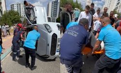 Diyarbakır’da kaza yapan otomobilde sıkıştı