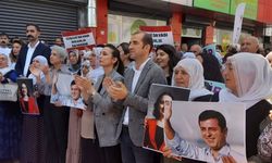 Diyarbakır’da DBP önünde Kobani protestosu