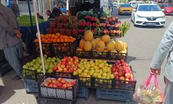 Diyarbakır'daki semt pazarı esnafı: “Gel abla gel, benden alırsan 1 TL indirim var”