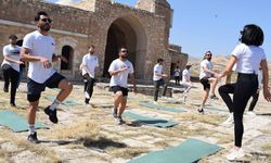 Kadın cinayetlerini pilates yaparak protesto ettiler