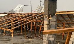 Diyarbakır’da fırtına evin çatısını uçurdu
