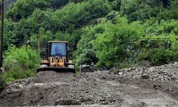 Şiddetli yağıştan dolayı kapanan köy yolları açıldı
