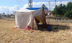 Yol kenarına kurduğu çadıra ölü bulundu