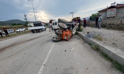 Traktör ve minibüs çarpıştı: 1 ölü