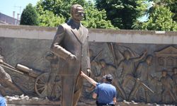 Atatürk heykeline baltayla saldıran dayı yeğene tutuklama