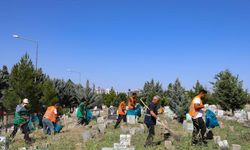Diyarbakır’da mezarlıklarda bayram temizliği