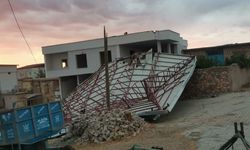 Diyarbakır’da fırtına, cami çatısını uçurdu