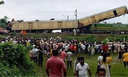 Hindistan'da trenler kafa kafaya çarpıştı: 8 ölü, 60 yaralı