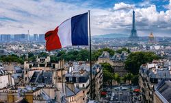 Fransa’da kriz; Kemer sıkma kararı alındı