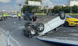 Bariyerlere çarpan otomobil takla attı