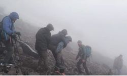 Ağrı Dağı'nda 2 dağcı kayboldu, bir dağcı yaralandı