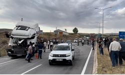 Bitlis’in Ahlat ilçesinde tırlar çarpıştı: 2 yaralı