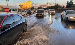 Diyarbakır’da sağanak yağış trafiği felç etti