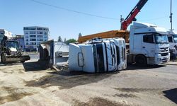 Diyarbakır Bismil’de kum yüklü kamyon devrildi