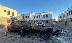 Diyarbakır’da sahibi yurtdışında olan 2 araç yanarak kül oldu
