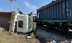 Yük treni ile hafriyat kamyonu çarpıştı: 1 ölü
