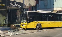 İstanbul’da İETT otobüsü kuaför dükkânına girdi: Yaralılar var