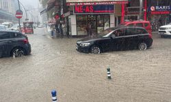 Rize'de şiddetli yağmur: Cadde ve sokaklar göle döndü