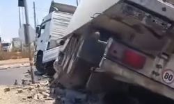 Mardin Nusaybin’de TIR trafik ışıklarına çarparak kaza yaptı