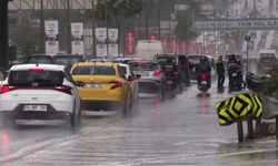 İstanbul'da şiddetli yağış, yollar göle döndü