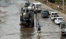 Diyarbakır yağışa hazırlıksız yakalandı: Cadde ve sokaklar göle döndü