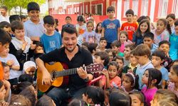 Diyarbakır’da renkli görüntüler; okul müdürü çaldı öğrenciler söyledi