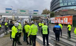 Trafik kazasına müdahale eden polis hayatını kaybetti