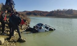 Diyarbakır’da kaza yapan araç sulama göletine düştü