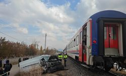 Muş’ta yolcu treni kamyonete çarptı: 1 ölü