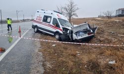 Ambulansla otomobil çarpıştı: 1 ölü