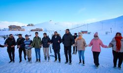 Hakkari Valisi, kayak merkezinde halay çekti