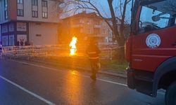 Kartepe’de yer altından çıkan gaz alev aldı, saatlerdir sönmüyor