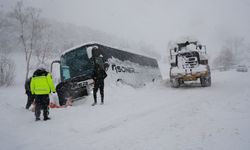 Yolcu otobüsü kara saplandı, yolcular mahsur kaldı!