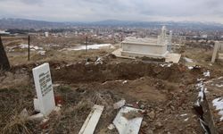 Elazığ’da büyük korku: Heyelan 35 mezarlığı yerinden etti