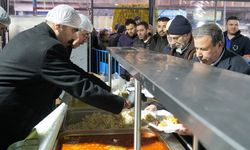 Diyarbakır’da eş başkanlar iftar çadırında yemek dağıttı