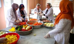 Diyarbakır'da kadınlar, ihtiyaç sahipleri için aş mesaisinde