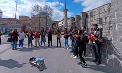 Diyarbakır’da kilise ve cami arasında Kürtçe müzikli delilo!