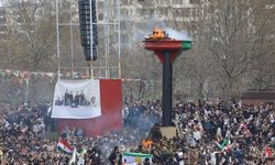 Diyarbakır'da tarihi Newroz ateşi yakıldı
