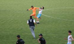 Bitiş düdüğüyle futbolcu ve taraftarlar birbirine girdi!