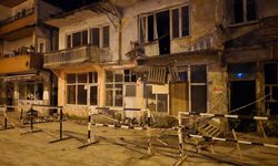 Aracın üstüne balkon düştü!