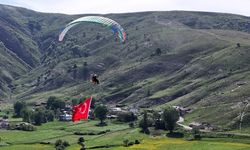 Bitlis’te yamaç paraşütü heyecanı
