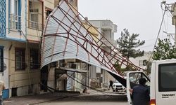 Diyarbakır’da etkili olan fırtına çatıları uçurdu