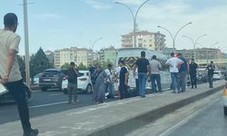 Diyarbakır'da motosikletli kurye, öğrenci servisine çarptı