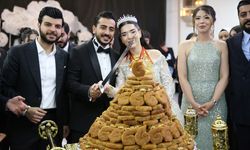 Diyarbakır'da sıra dışı bir düğün: Pasta yerine 21 kat kadayıf kesildi