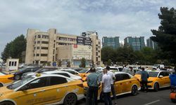 Diyarbakır'da zam isteyen taksiciler belediye önünde toplandı