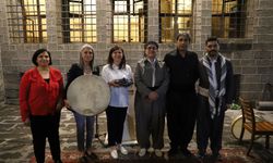 İranlı sanatçılardan Eş Başkan Bucak'a anlamlı hediye!
