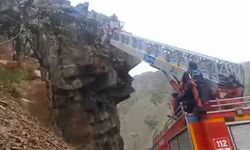 Hakkari’de kayalıklarda mahsur kalan keçi yavrusu kurtarıldı
