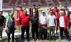 Hakkarili güreşçiler minderi ağlattı!