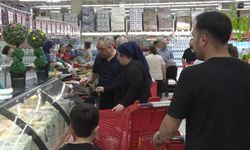 Bayram öncesi indirim yapan markette akın ettiler
