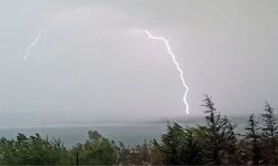 Bitlis’in Ahlat ilçesinde şimşekler görsel şölen oluşturdu